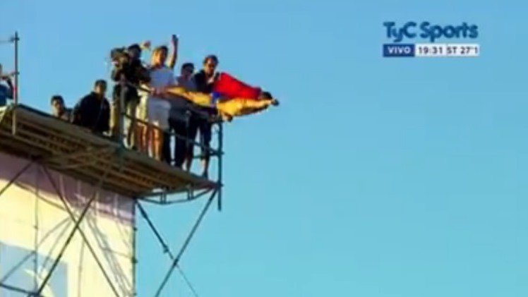 Un 'supermán' checo ‘vuela en picado’ sobre un río de Argentina