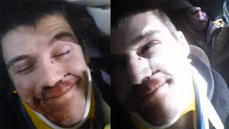 Se graba a sí mismo mientras los bomberos cortan su auto para rescatarlo