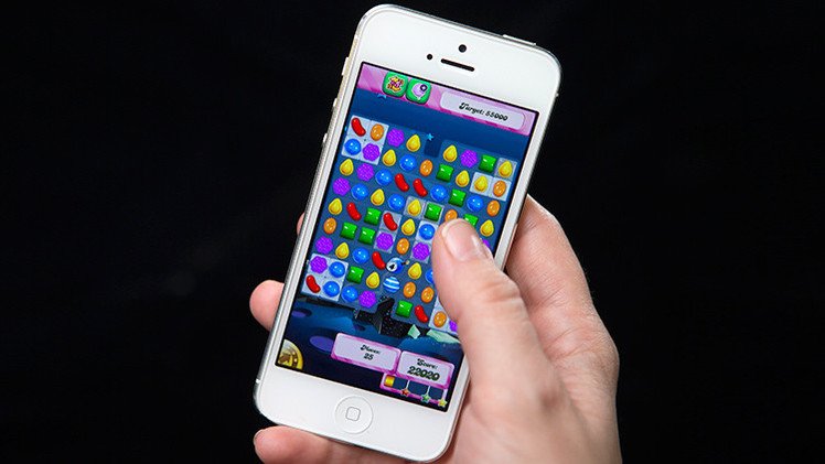 España: La vicepresidenta del Congreso prefiere jugar al Candy Crush en vez de escuchar a Rajoy