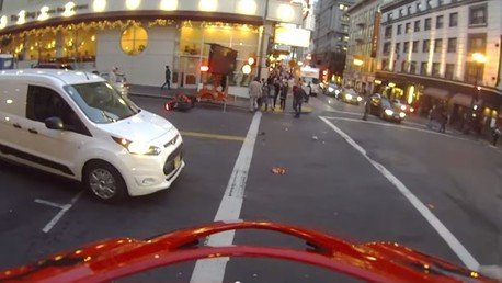 Murió la moto, pero nació un ninja: Motociclista cae de pie tras aparatoso accidente