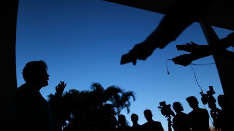 EE.UU.: En un seminario político acompañan a los periodistas hasta para ir al baño