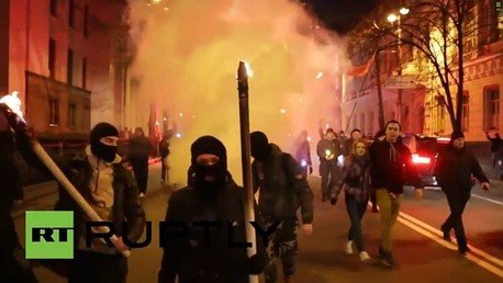 Video: Nacionalistas ucranianos marchan con antorchas por las calles de Kiev