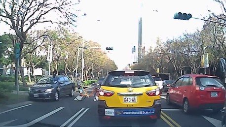 Milagro en el paso de cebra: Una ciclista sale ilesa (y de pie) de un atropello