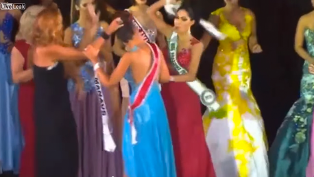 "¡No te la mereces!": Finalista de un concurso de belleza en Brasil arranca la corona a la ganadora