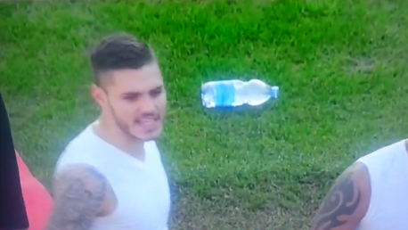 Futbolista regala su camiseta pero los hinchas se la devuelven