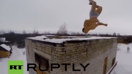 Jóvenes rusos hacen acrobacias en la nieve 