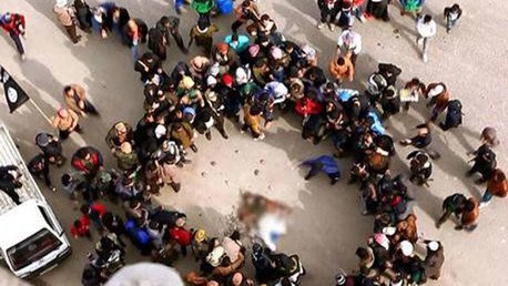 Fuertes imágenes: El Estado Islámico lanza a un presunto homosexual de un edificio y luego lo lapida