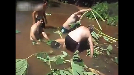 Limpian alegremente una alcantarilla taponada, cuando de repente...