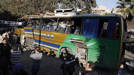 Heroico padre se lanza sobre un suicida para salvar a su hijo y los viajeros de un autobús