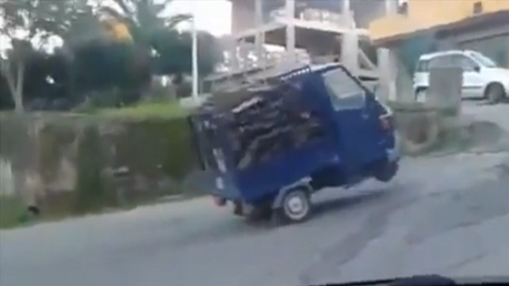 Una camioneta sobrecargada se enfrenta a una empinada cuesta