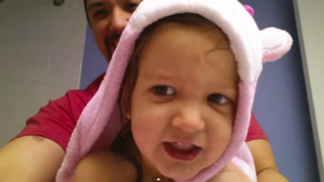 Una niña que canta el abecedario al estilo metal 'conquista' a los internautas 'rockeros' 