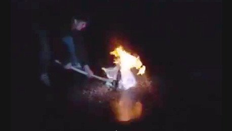 ¿Qué sucede si se enciende un encendedor cerca de un lago congelado?