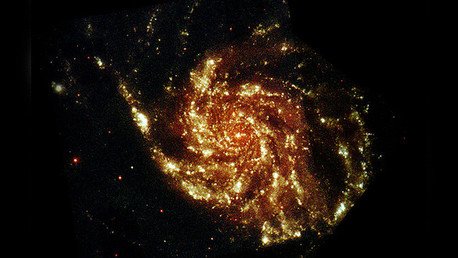 Buscando el resplandor: la materia oscura puede crear halos de luz en las galaxias