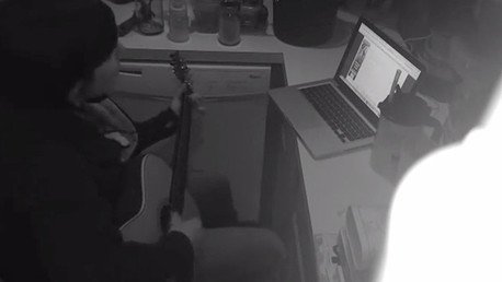 Le esconde una cámara a su talentosa esposa y esto fue lo que encontró