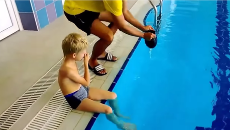 ¿Es esta la mejor manera de ponerse un gorro de natación?