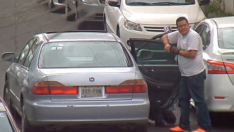 México: Querían robar las llantas de un auto y terminaron atropellando una moto de Policía