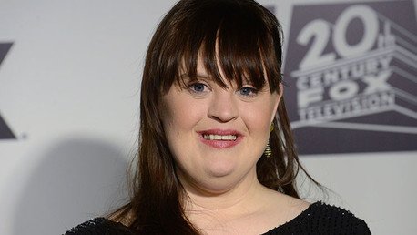 Conozca a la primera mujer con síndrome de Down en desfilar por una pasarela de moda