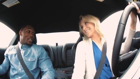 Una ‘rubia tonta’ al volante deja boquiabiertos a los hombres