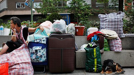 Policía desahucia a familia peruana con una hija pequeña en Madrid