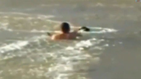 El mejor amigo del perro: Un joven se abre paso por un río congelado para salvar a su mascota