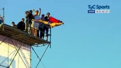 Un 'supermán' checo ‘vuela en picado’ sobre un río de Argentina