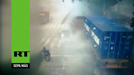 Un camión arrolla a tres vehículos y hiere a dos personas por la niebla