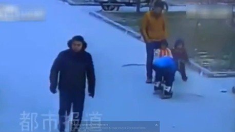 El riesgo de echar un petardo por una alcantarilla