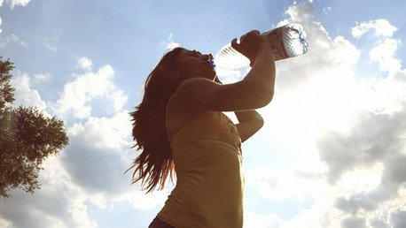 'Agua que mata': ¿Por qué beber mucha agua perjudica la salud?