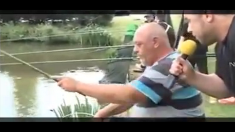 Lo único que logró pescar este hombre fue una buena cogorza