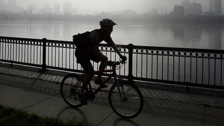 Un colombiano crea un dispositivo para cargar el teléfono móvil al pedalear