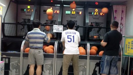 Este hombre es una máquina de encestar