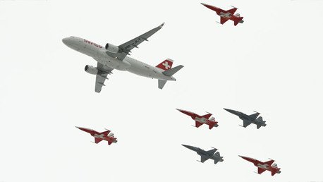 Video: Espectacular exhibición aérea de un Airbus A320 junto a varios cazas volando entre montañas