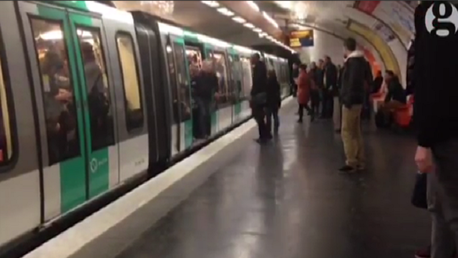 "Somos racistas y nos gusta": Hinchas del Chelsea impiden a un hombre negro entrar en el metro