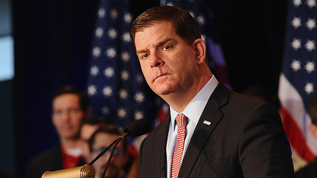 El alcalde de Boston pide a los vecinos que no se tiren a la nieve por las ventanas