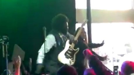 Un artista golpea con rudeza a una fan en el escenario y se negaba a disculparse