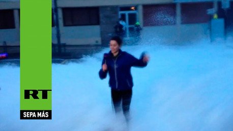 Una ola se lleva a una reportera en directo