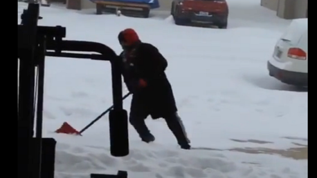 ¿Baile improvisado o la caída más larga? La épica caída que ya se convirtió en un nuevo meme