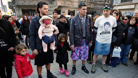 FOTOS: Hombres turcos protestan en minifalda contra el abuso sexual
