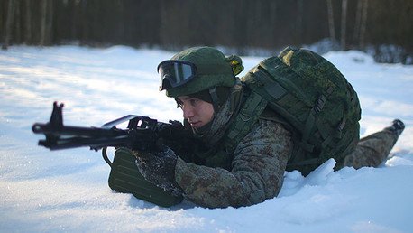 Los visitantes del salón de Abu Dabi se interesan por la equipación rusa del 'soldado del futuro'