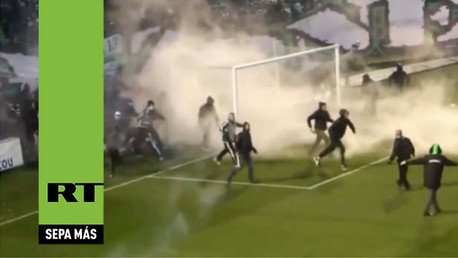 Grecia: Aficionados saltan al campo para atacar a jugadores rivales con bengalas y sillas