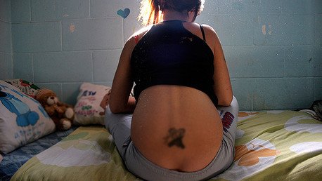 Nueva York: Mujeres presas dan a luz encadenadas