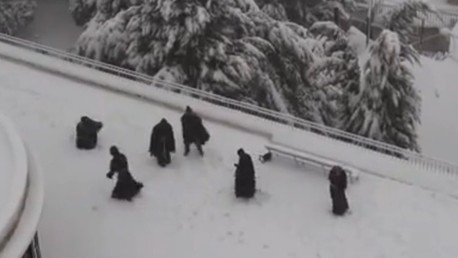 Monjes se lanzan bolas de nieve en Jerusalén