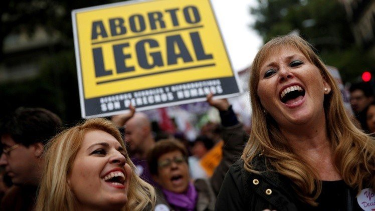 Feministas al ministro de Sanidad español: "Vuestras políticas nos matan"