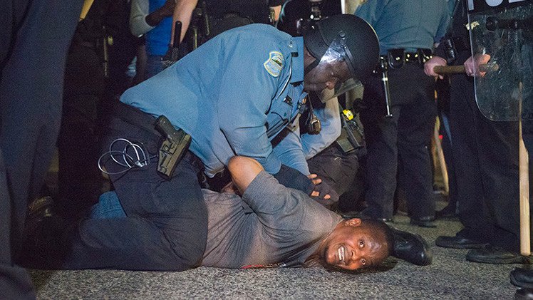 PRIMERAS IMÁGENES: Policías de Ferguson reciben disparos de bala