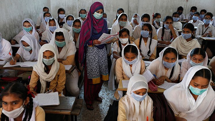 Video, fotos:  Las extremas trampas de los estudiantes indios en los exámenes