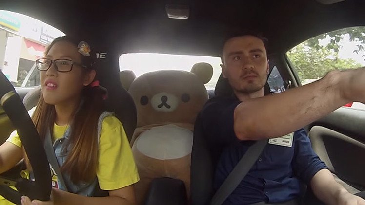 ¿Se atrevería a subirse al auto de esta "inocente jovencita" y dar una vuelta?