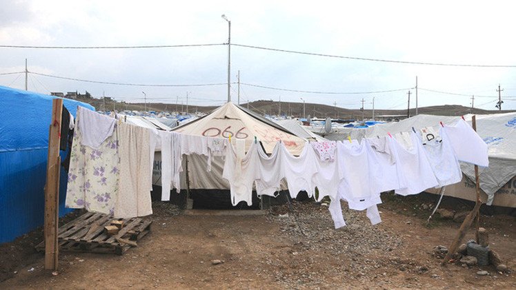 FOTO: Niña siria se rinde ante una cámara al confundirla con una pistola