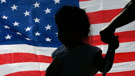 Cientos de niños marchan por Los Ángeles para pedir que no deporten a sus padres