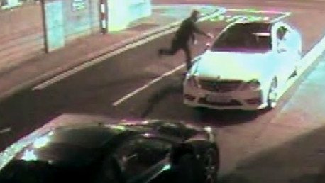 El karma del ladrillo: rebota en el vidrio del auto que quería robar y lo noquea