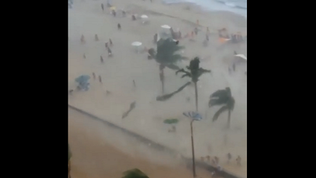 Un increíble tornado de agua derriba a bañistas en Brasil